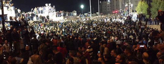 خلال استقبال الجماهير لجثامين الشهداء بمقر المقاطعة بمدينة الخليل