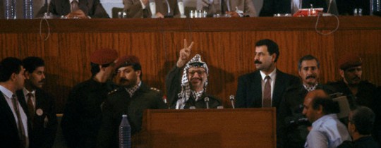 الرئيس الفلسطيني الراحل ياسر عرفات يوم إعلانه الاستقلال