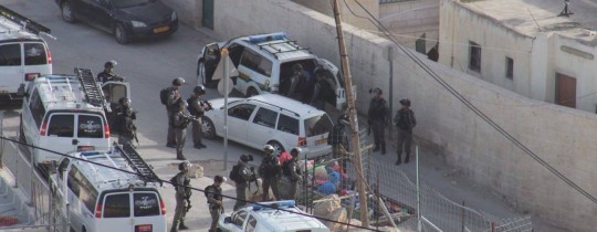 جنود الاحتلال في محيط منزل الشهيد فادي