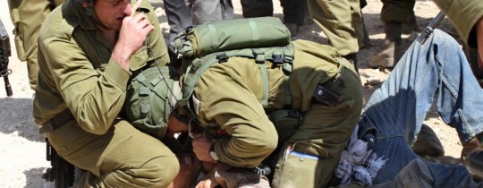 ارشيفية - اثناء اعتقال جنود الاحتلال شاب من مدينة الخليل