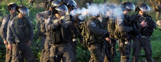 جنود الاحتلال يطلقون قنابل الغاز