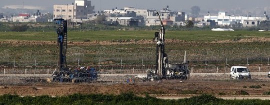 عمليات حفر وتنقيب قوات الاحتلال عن الأنفاق في محيط غزة 