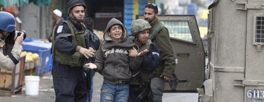 جنود الاحتلال يعتقلون طفلاً فلسطينياً