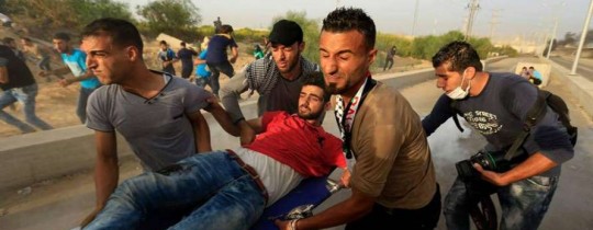 لحظة إصابة مصوّر بوابة الهدف طارق مسعود برصاص قناص اسرائيلي خلال تغطيته مواجهات شمال غزة