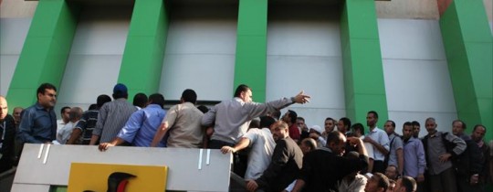 أرشيف: موظفو حكومة غزة يتلقّون رواتبهم من أحد فروع البريد