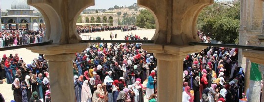 مئات الآلاف يؤدون صلاة الجمعة الأخيرة من رمضان