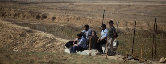 أرشيف: فلسطينيون يقفون قرب الحدود مع الأراضي المحتلة