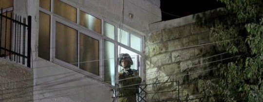 جنود الاحتلال خلال اقتحام المنازل - أرشيف 