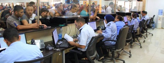 الاحتلال يمنع 20 مواطنًا من السفر خارج الضفة بحجة الأسباب الأمنية