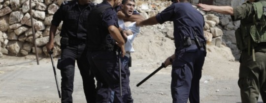 عناصر من الأجهزة الأمنية الفلسطينية تعتدي على مواطنين محتجين - أرشيف 