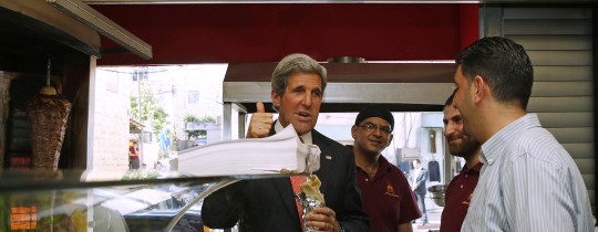 وزير الخارجية الاميركي جون كيري بمدينة رام الله في زيارة سابقة