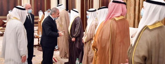 اشتية خلال تقديمه واجب العزاء 