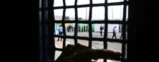 تعبيرية-الحكومة تحمل الاحتلال المسؤولية الكاملة عن حياة الأسير المضرب أنس شديد