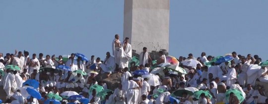 الحجاج يتوجّهوه إلى صعيد عرفات لأداء ركن الحج الأعظم