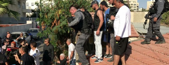 الاحتلال يعتدي على متضامنين مع عائلة شماسنة بالقدس