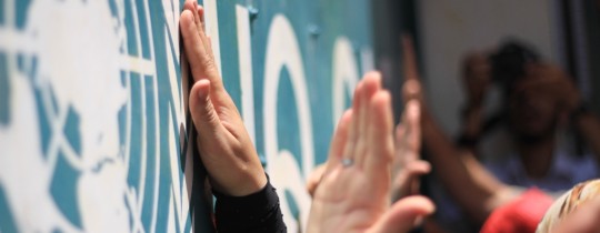 نظّم آلاف الفلسطينيين في مناطق عمل أونروا، العديد من الاعتصامات والوقفات الاحتجاجية ضد قرارات أونروا بعد إعلانها عن الازمة