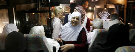 دفعة جديدة من أهالي أسرى غزة يزورون أبنائهم في سجون الاحتلال