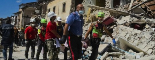 من آثار الزلزال 