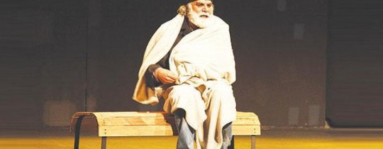 الممثل رفيق علي أحمد من مسرحية 