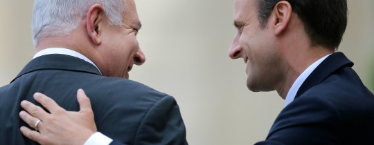 830428-ماكرون-يضع-يده-على-ظهر-نتنياهو