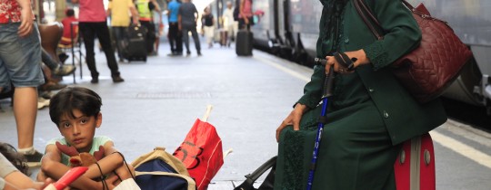 رويترز: مهاجرون ينتظرون قطارا يقلهم إلى النمسا من بودابست