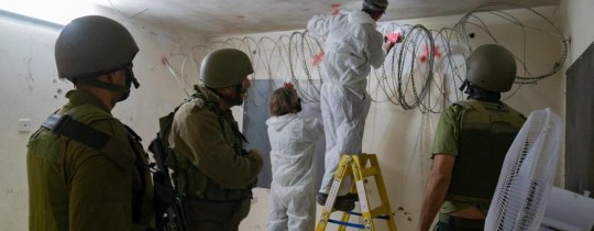 صورة لجنود صهاينة يعملون على اغلاق غرفة الأسير نظمي أبو بكر 