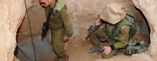 عناصر الجيش داخل احد انفاق المقاومة