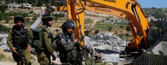 آليات الاحتلال تجرف منشأة بحراسة قوات الجيش