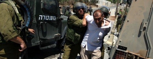 جيش الاحتلال يعتقل فلسطينيا