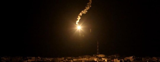 ارشيفية - قنابل ضوئية في سماء مدينة الخليل