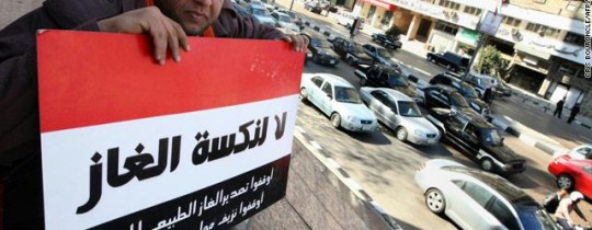 أرشيفية مصري يحمل لافتة تطالب بوقف تصدير الغاز