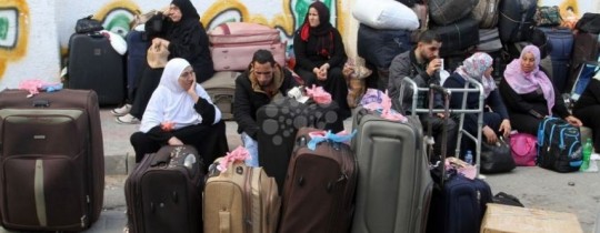 صور المسافرين عبر معبر رفح البري أثناء الانتظار - أرشيف 