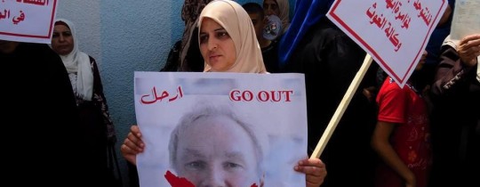 من اعتصام أمام مقر الأونروا اليوم عقب قرارات الفصل - وكالات