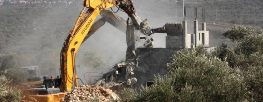 جرفات الاحتلال تهدم منزلاً 