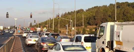 يتعمد الاحتلال نصب الحواجز العسكرية صباحًا لتأخير المواطنين عن أعمالهم ودراستهم