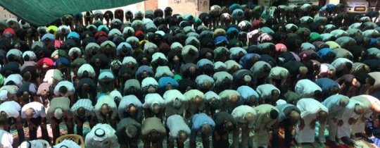 المقدسيّون يؤدون صلاة الجمعة في حي وادي الحمص