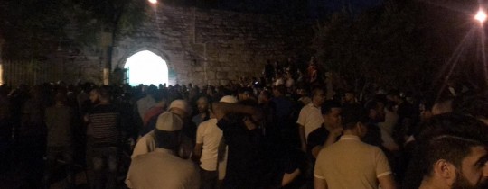 المصلون يأدون صلاة العشاء أمام باب الأسباط في الأقصى 