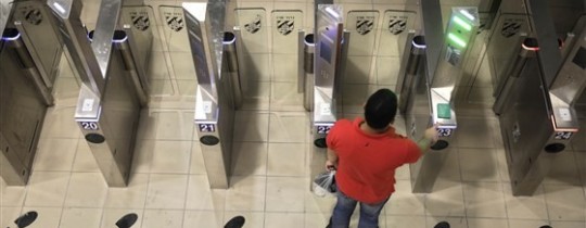 فلسطيني يستخدم بوابة فحص أثناء عبوره إلى الأراضي المحتلة عند معبر قلنديا في القدس