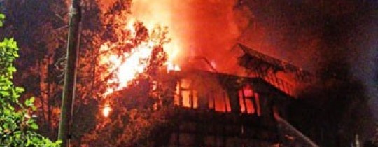 جانب من عملية إطفاء الحريق