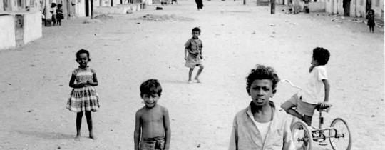 أطفال في عدن يراقبون جنودا بريطانيين يبحثون عن مخبأ أسلحة مدفون ، 1967