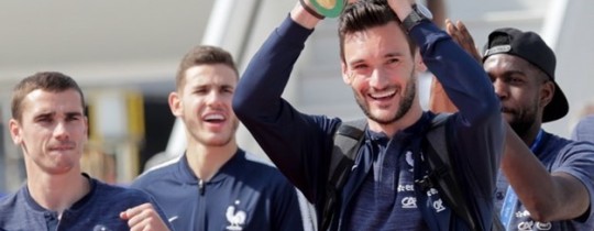 لاعبو فرنسا لدى وصولهم إلى باريس