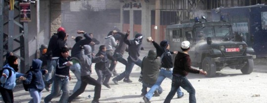 شبان فلسطينيّون يُرشقون مركبة لجيش الاحتلال بالحجارة- أرشيفية