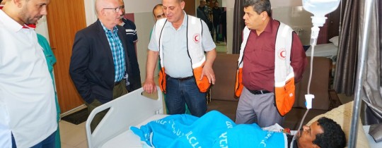 منسق الشؤون الإنسانية في الأرض الفلسطينية المحتلة جيمي ماكغولدريك يزور مريضا في مستشفى القدس في غزة - أرشيف
