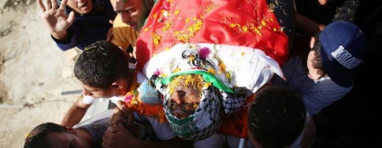 خلال تشييع جثمان الشهيد أبو ناب