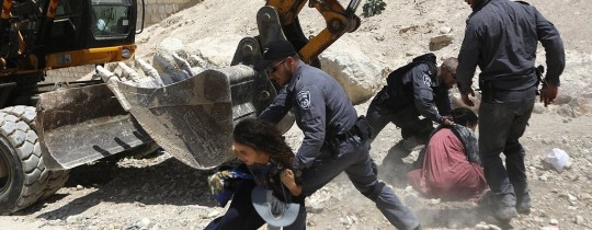 الاعتداء على فتاة متضامنة مع سكان "الخان الأحمر" في القدس المحتلة، وخلع حجابها، من قبل قوات الاحتلال (وكالات)