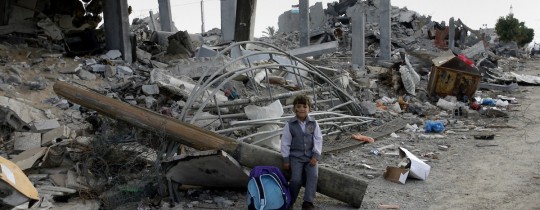 جانب من الدمار الذي خلفه عدوان 2014- طفل يقف أمام منزلٍ مدمّر في بلدة خزاعة شرقي خانيونس