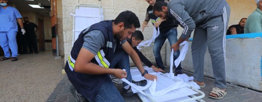 صناعة نقالات يدوية لنقل الجرحى في غزة