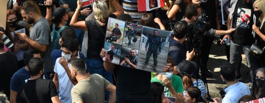 أهالي ضحايا انفجار مرفأ بيروت يحتجّون على تعليق التحقيق بالقضية