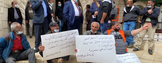 وقفة امام بلدية بيت لحم احتجاجا على عدم التزام وزارة المالية بتحويل مستحقات البلديات 