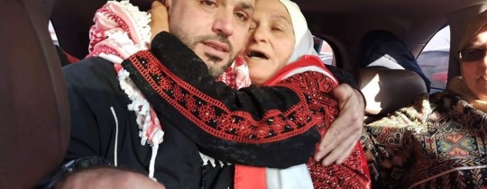 لحظة لقاء الأسير بوالدته